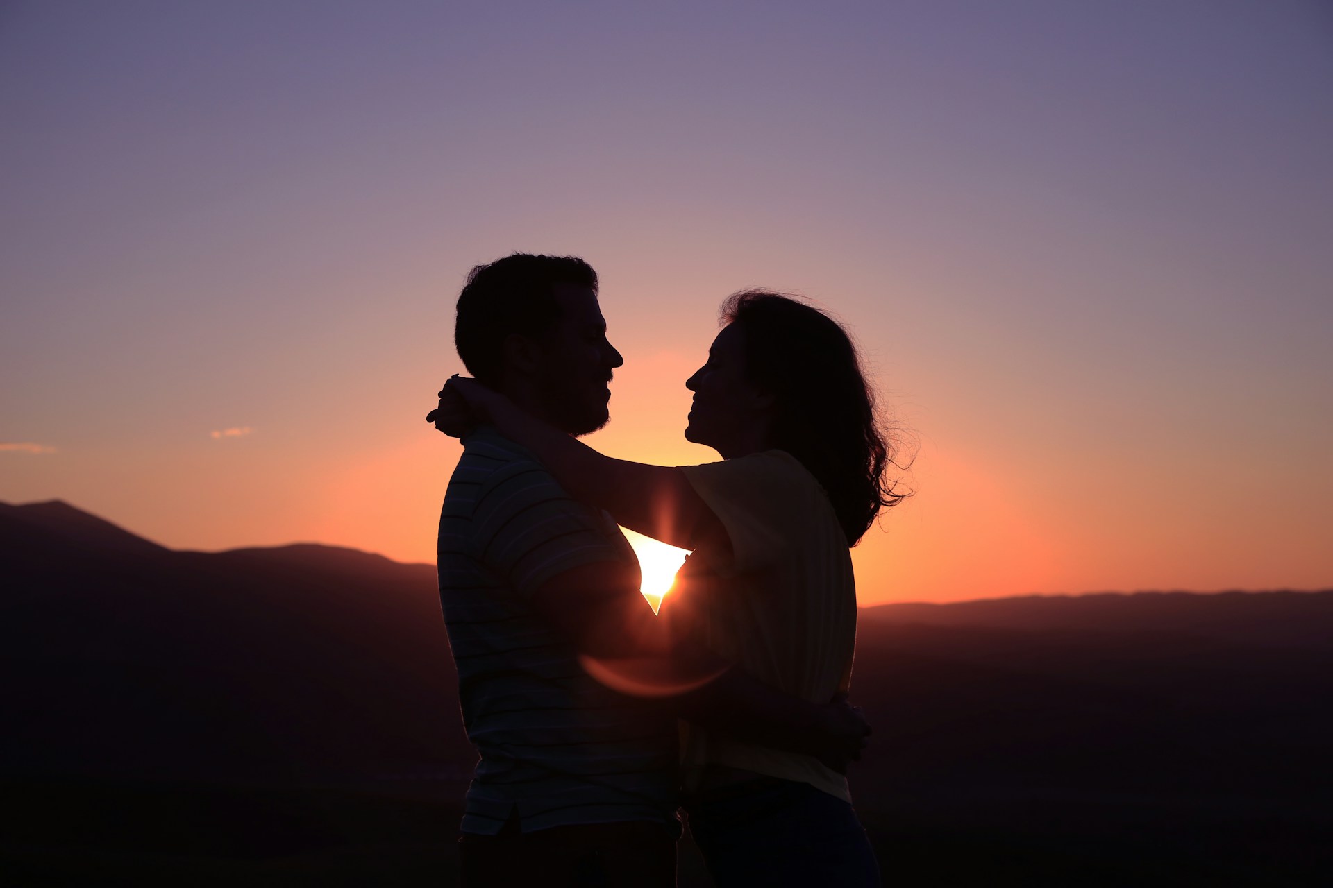 Ilustrasi love language zodiak Pisces, Scorpio, Cancer. (Oziel G&oacute;mez/ Unsplash)