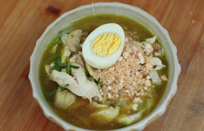 Soto ayam khas Lamongan. (YouTube Devina Hermawan)