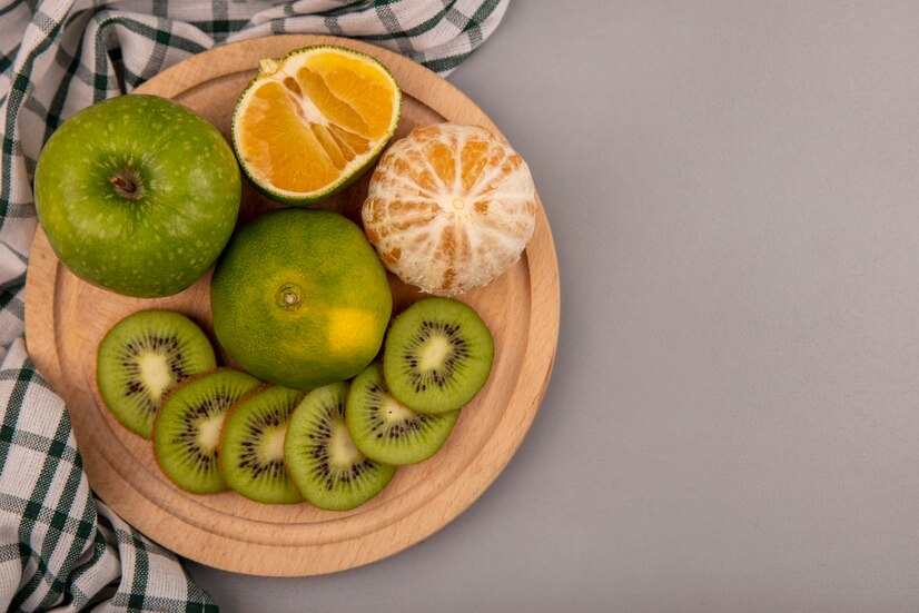 Jeruk dan kiwi sebagai salah satu buah yang meredakan asam urat.(stockking/freepik)