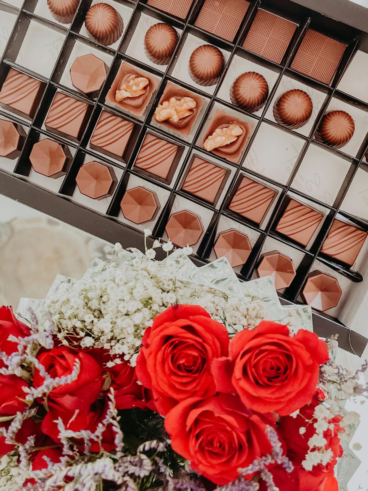 Ilustrasi Hari Valentine yang lekat dengan cokelat dan bunga mawar. (Pexels)
