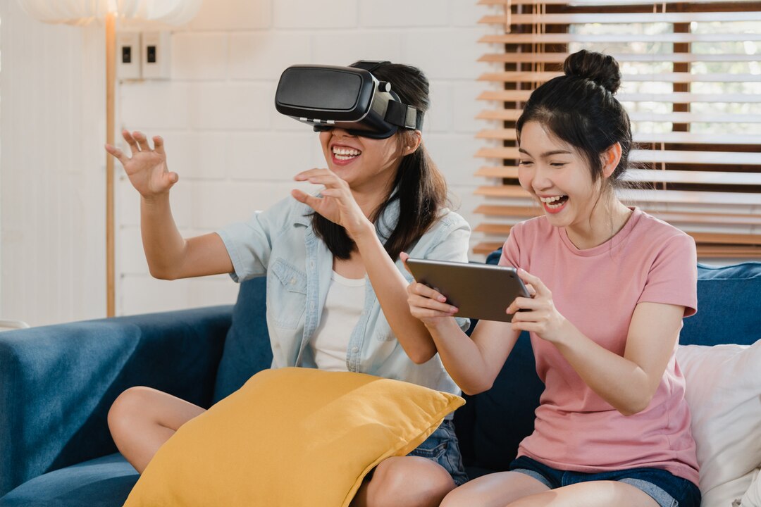 Ilustrasi seorang remaja menggunakan perangkat virtual reality (VR)