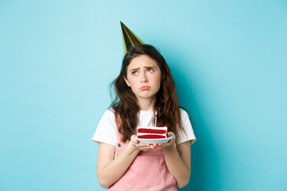 Ilustrasi seorang wanita yang mengalami birthday depression. (Benzoix/Freepik).