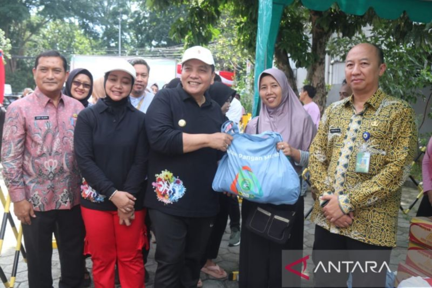 Penjabat Bupati Bogor Bachril Bakri saat Gerakan Pangan Murah di Kantor Kelurahan Nanggewer Mekar, Cibinong, Kabupaten Bogor. (ANTARA/HO-Humas Pemkab Bogor)