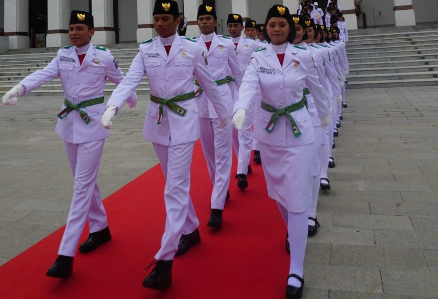 Paskibraka di halaman istana kepresidenan di IKN, Kalimantan Timur, Selasa (13/8). (Ferlynda Putri/Jawa Pos)