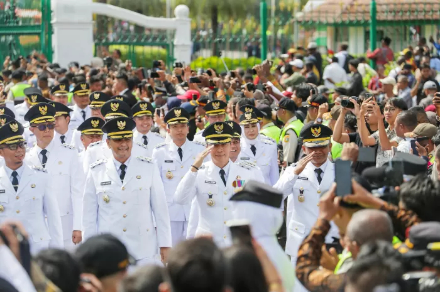 Dedie-Jenal bersama ratusan kepala daerah lain mengikuti kirab dari Monas ke Istana kepresidenan Jakarta untuk Pelantikan, Kamis (20/2). (Humas Pemkot Bogor)