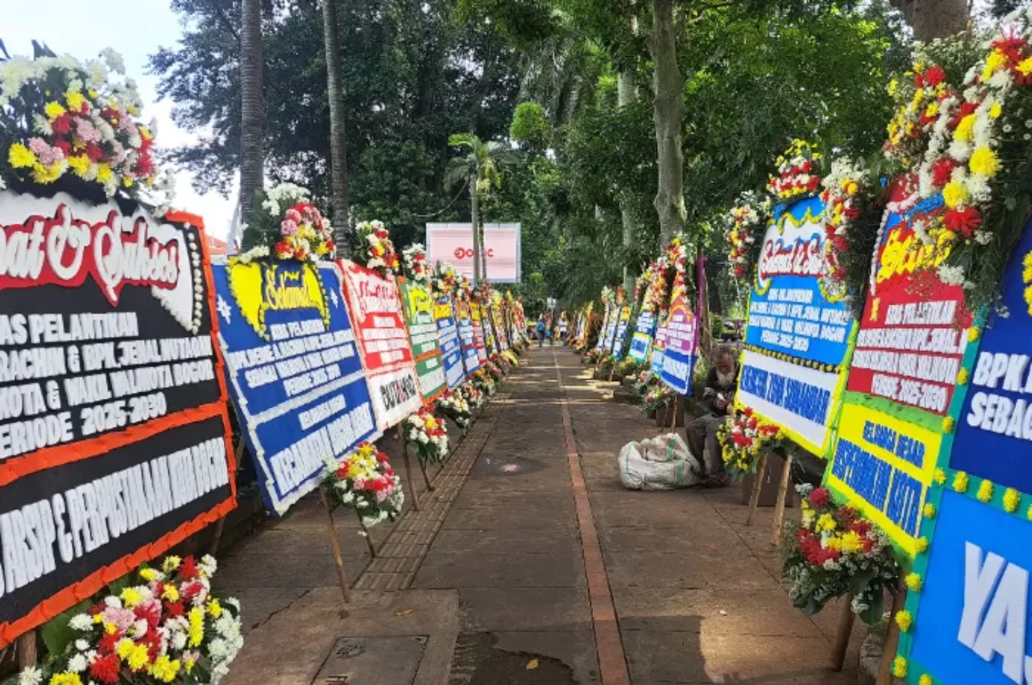 Karangan bunga di sepanjang jalur pedestrian menuju Balai Kota Bogor. (Reka Faturachman/Radar Bogor)