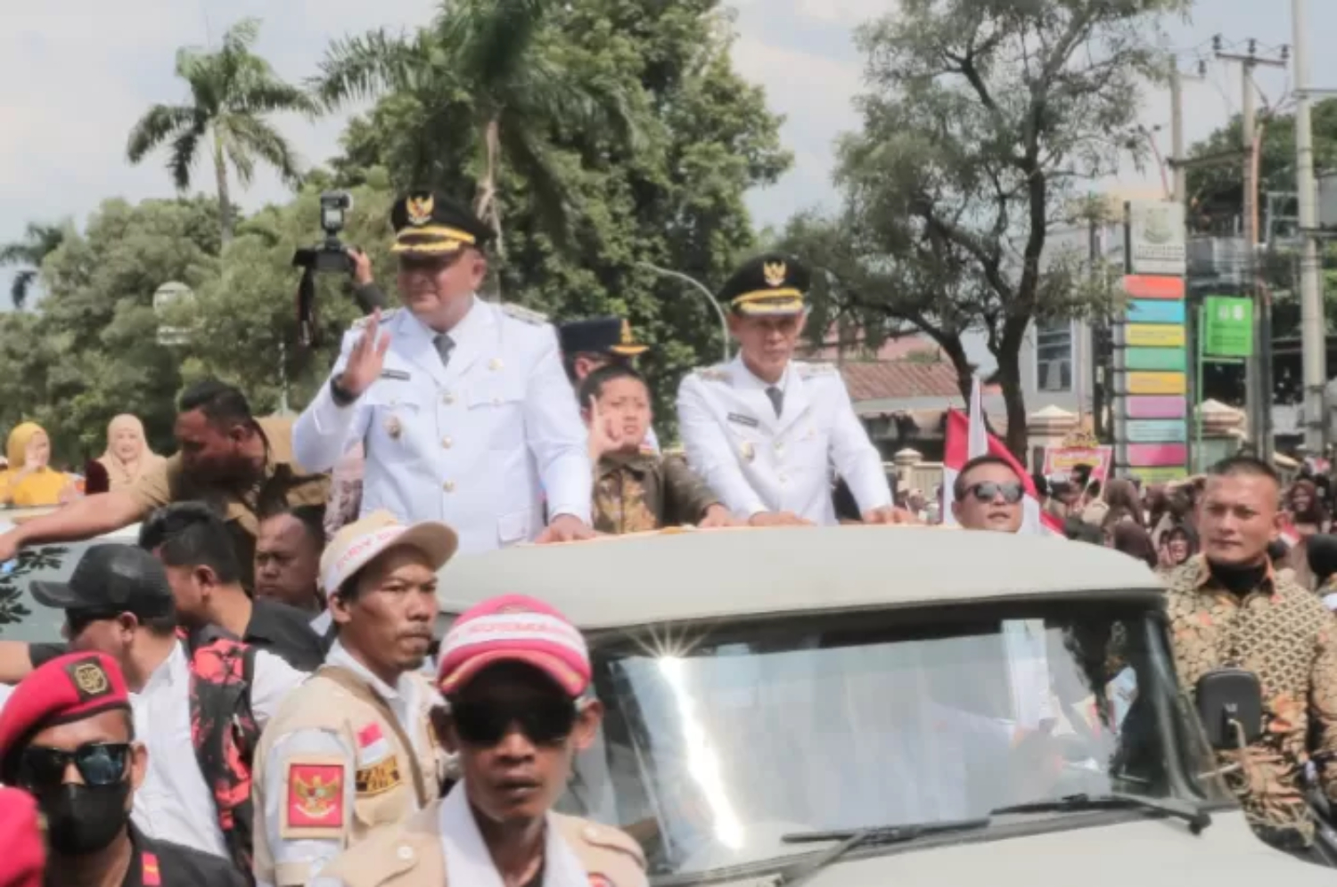 Bupati Bogor Rudy Susmanto dan Wakil Bupati Bogor Ade Ruhandi saat pawai menuju Kantor Bupati di Cibinong, Kabupaten Bogor Kamis (20/2/2025). (Hendi Novian/Radar Bogor)
