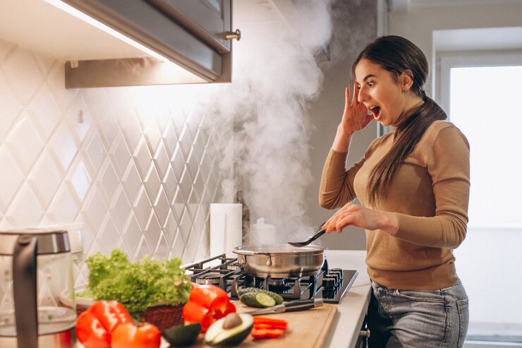Ilustrasi kebakaran akibat minyak di dapur. (Freepik)