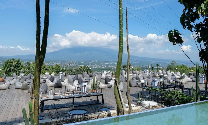 Kopi Nako Kebonjati, coffee shop dengan view gunung sala. (Instagram @kopinako.kebonjati)