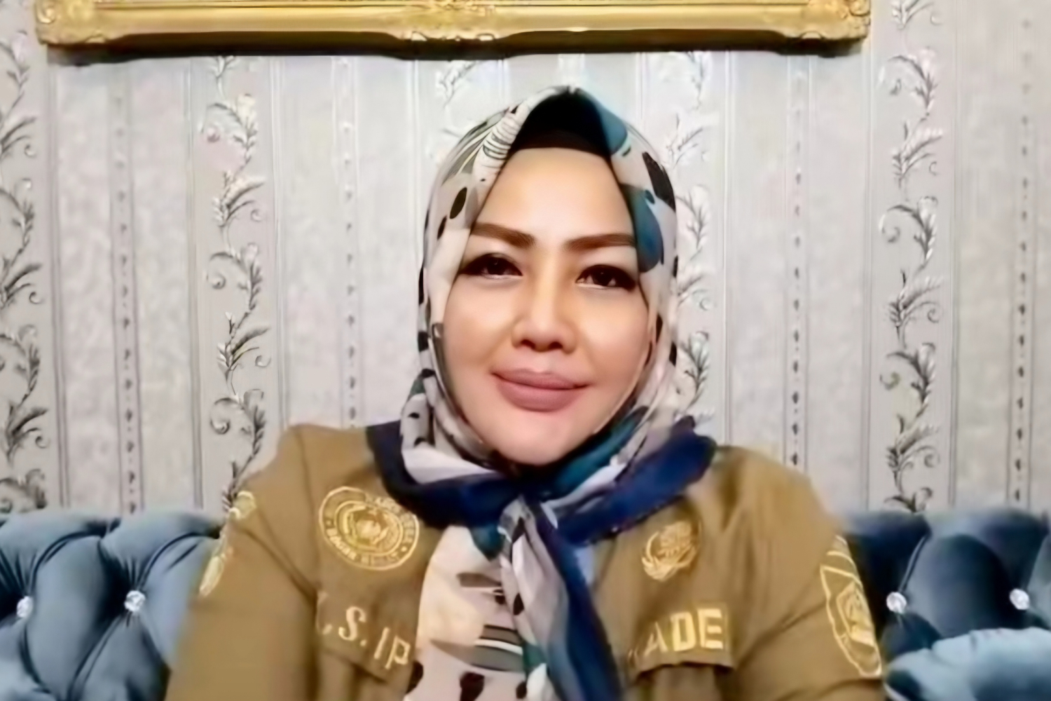 Kades Gunung Menyan, Pamijahan, Kabupaten Bogor, Wiwin Komalasari, memberikan klarifikasi terkait video viral miliknya terkait candaan soal nasi kotak. (TikTok @ratuwk1414)