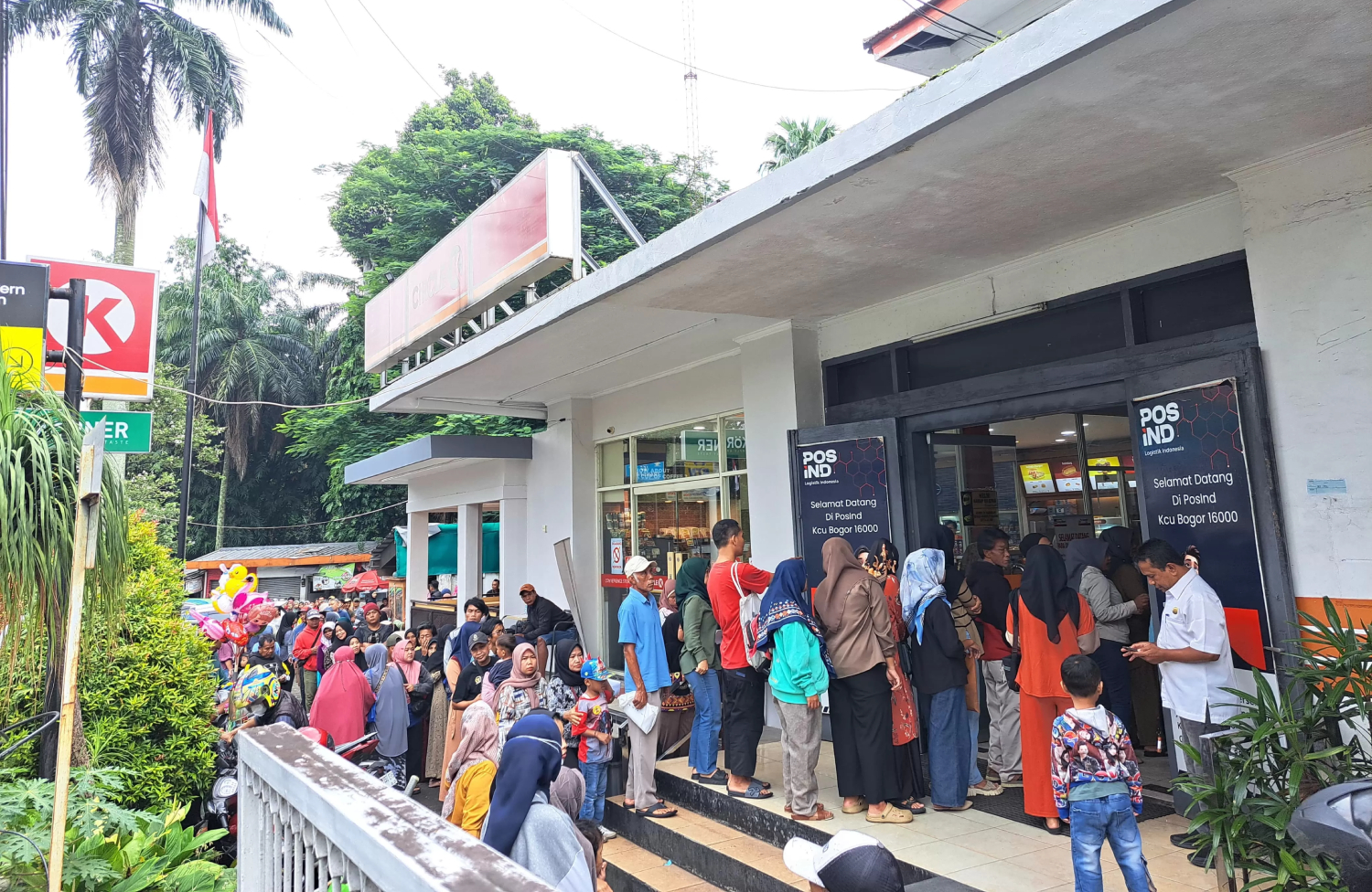 Antrean warga mengambil Bansos PKH mengular di Kantor Pos Bogor pada Rabu (26/2/2025). (Reka Faturachman/Radar Bogor)