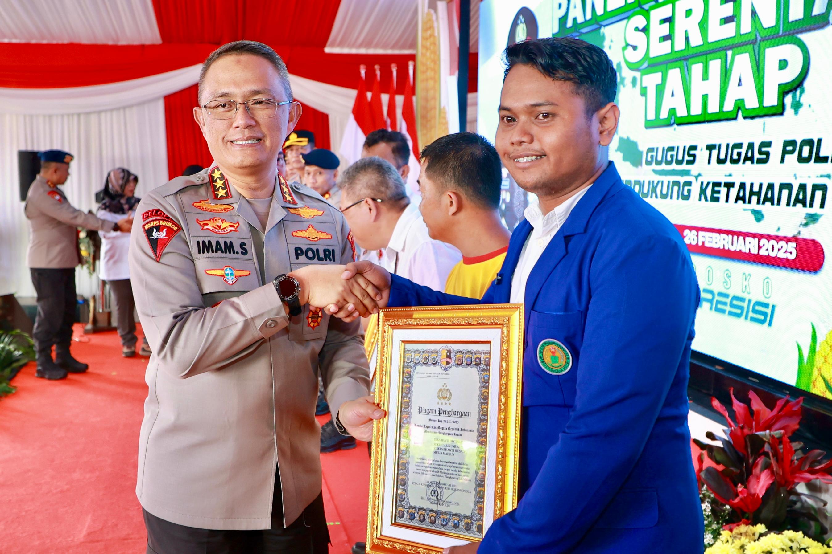 Mahasiswa Madiun saat menerima penghargaan atas kontribusinya di panen Jaung. (Mabes Polri)