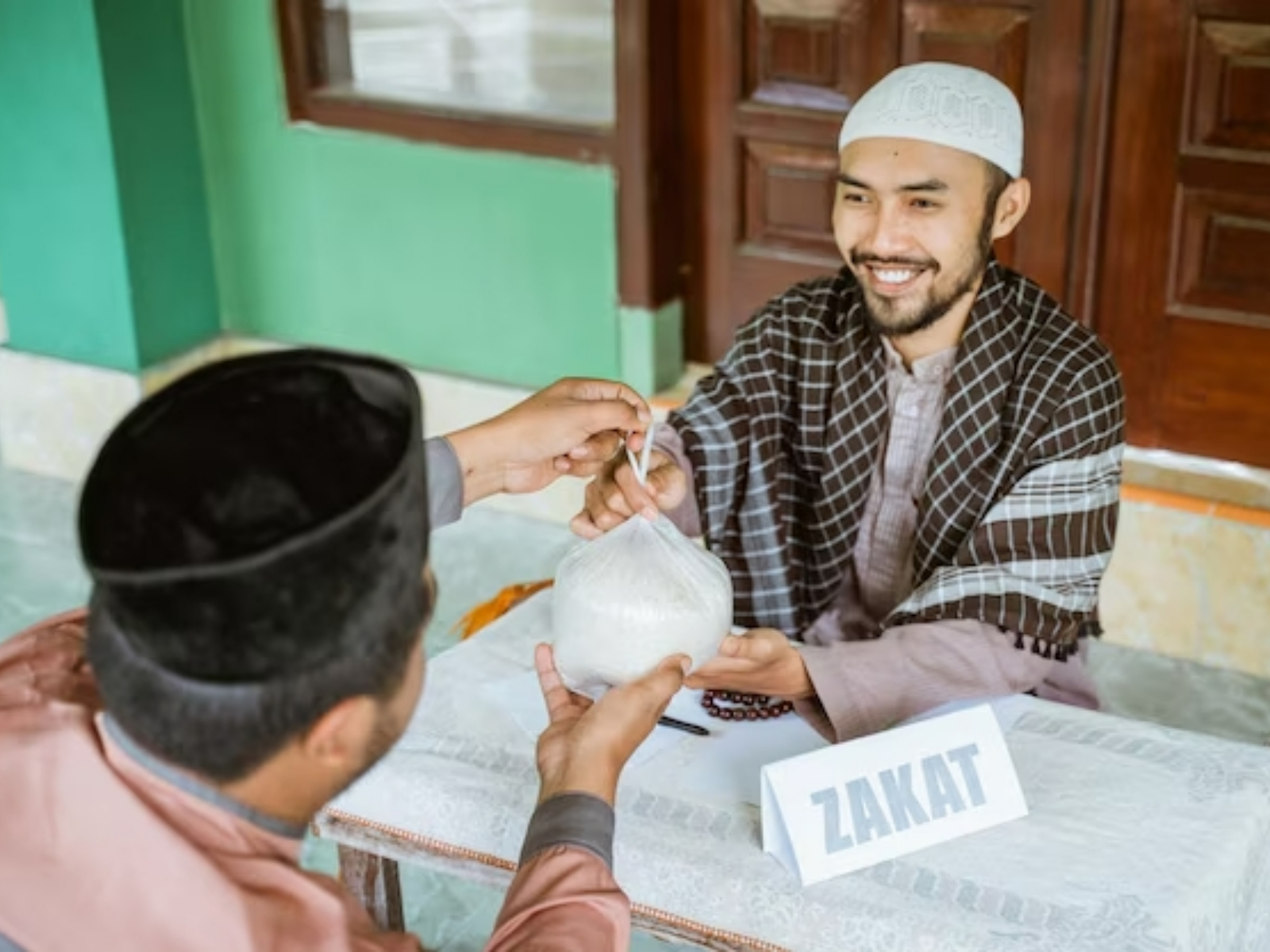 Ilustrasi seseorang membayar zakat
