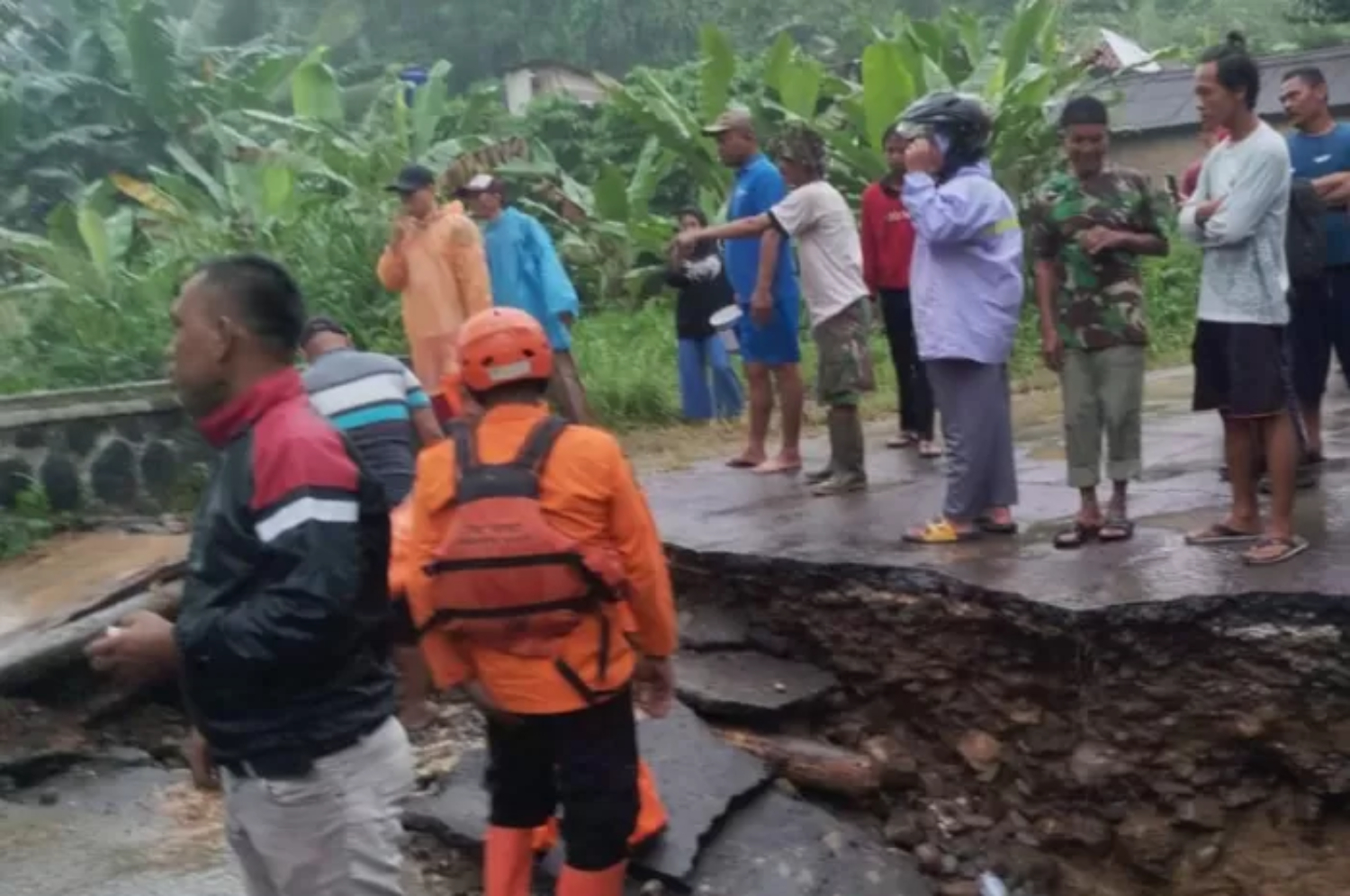 Kondisi akses jalan penghubung Citeureup dan Sukamakmur Kabupaten Bogor yang tak bisa dilewati. (BPBD Kabupaten Bogor)