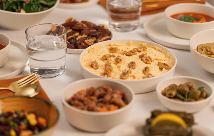 Ilustrasi menu makanan sahur yang baik selama puasa Ramadhan. (pexels.com)