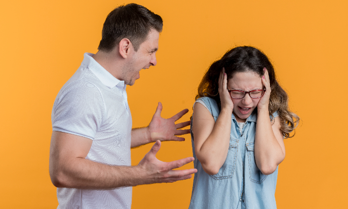 Ilustrasi seseorang sedang menggunjing temanya. (Freepik)