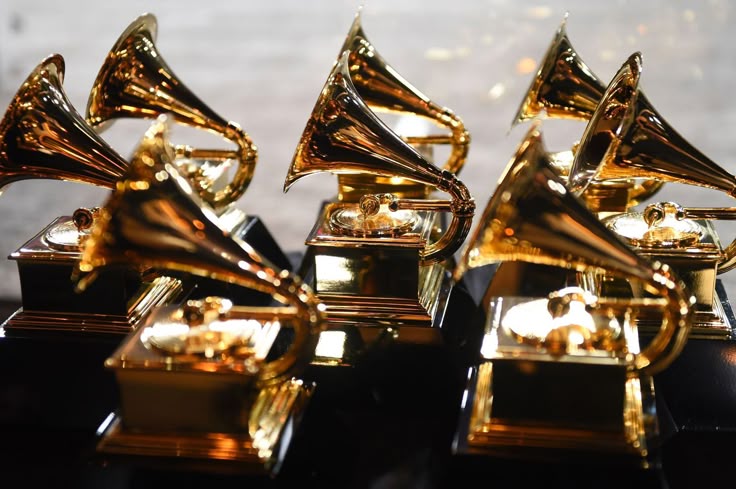 Ilustrasi kumpulan trofi Grammy. (pinterest.com)