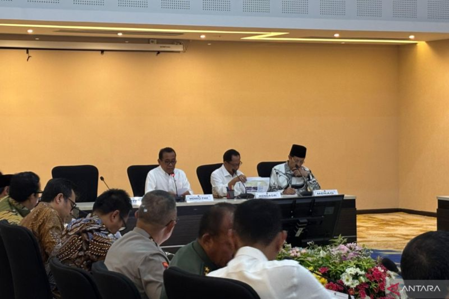 Menko PMK Pratikno (tiga dari kanan) dalam rapat tingkat menteri terkait persiapan hari raya dan libur Idul Fitri di Kantor Kemenko PMK, Jakarta, Rabu (5/3/2025). (Antara/Prisca Triferna)