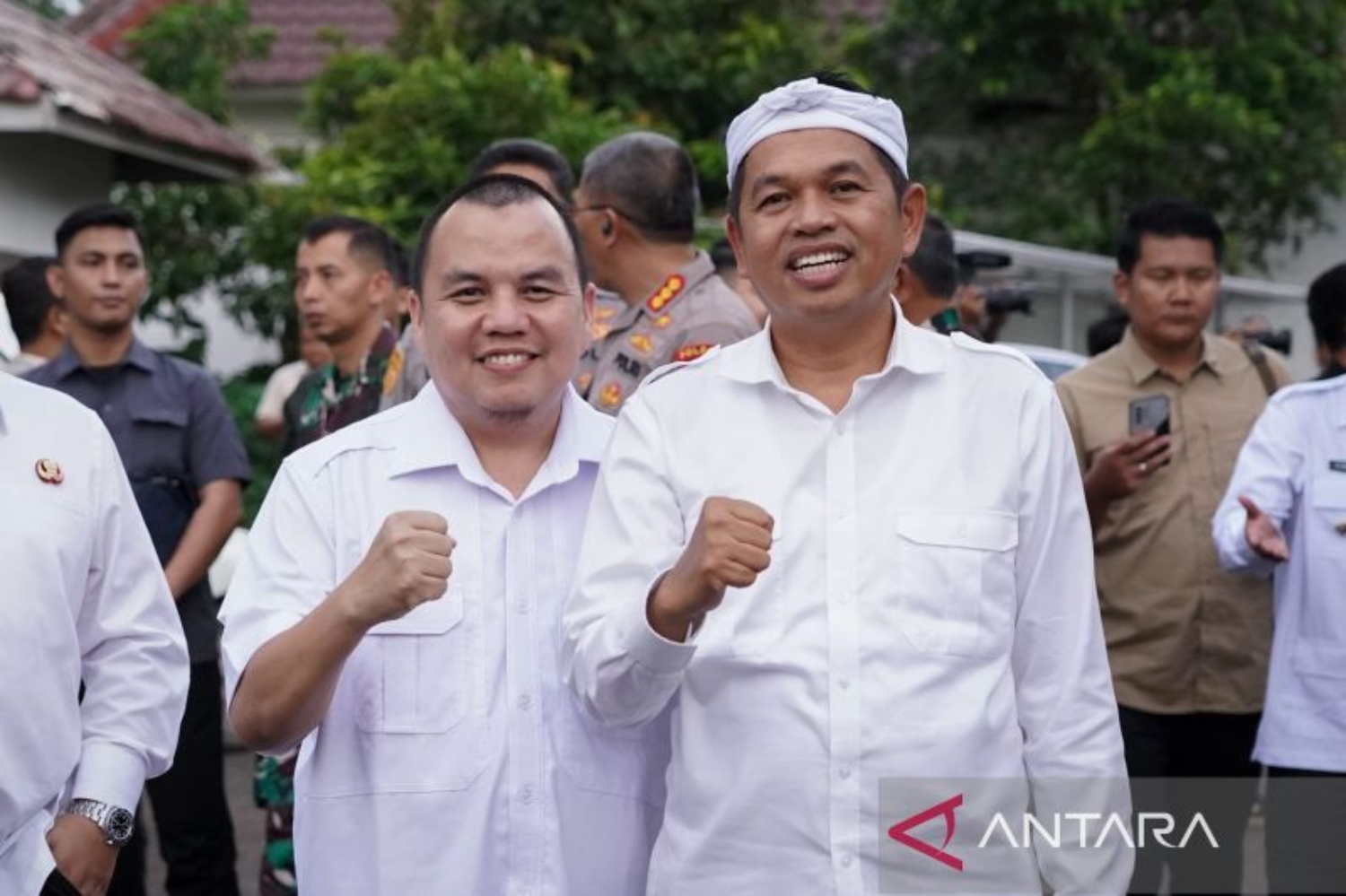 Ketua DPRD Kota Bogor Adityawarman Adil bersama Gubernur Jawa Barat Dedi Mulyadi di Kabupaten Karawang, Jawa Barat, Selasa (4/3/2025). (ANTARA/HO-DPRD Kota Bogor)