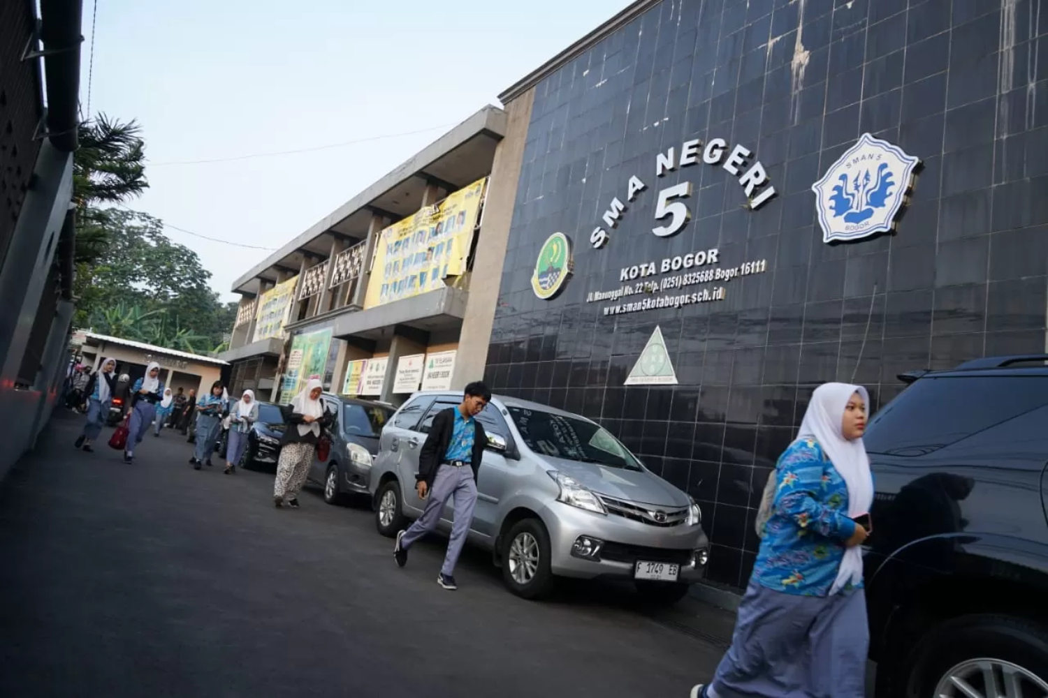 Pelajar SMAN 5 Kota Bogor masuk sekolah lebih pagi, yaitu pukul 6.30 WIB. (Sofyansyah/Radar Bogor)