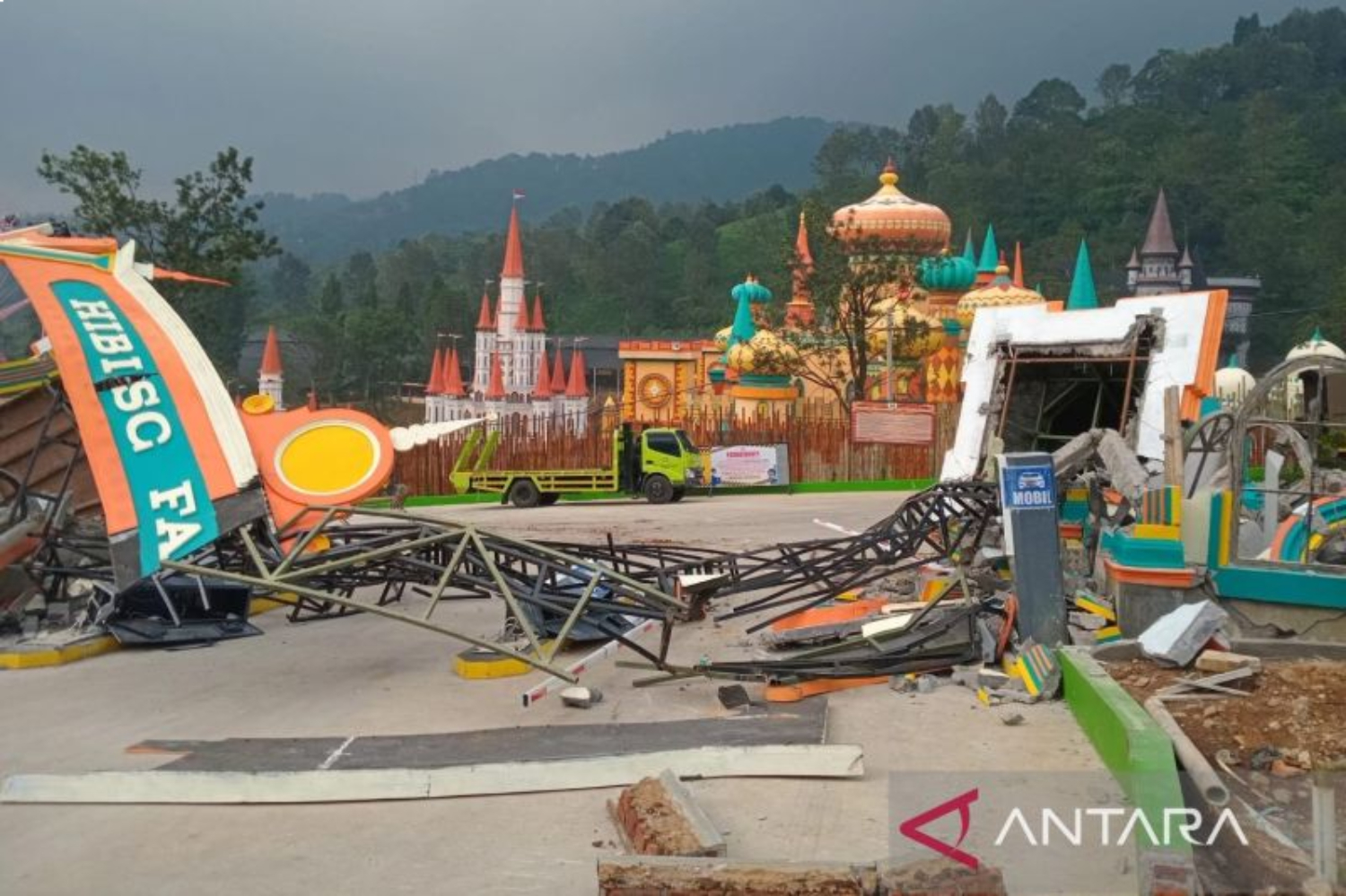 Suasana Pembongkaran bangunan di kompleks wisata Hibisc Fantasy Puncak, Cisarua, Kabupaten Bogor. (ANTARA/M Fikri Setiawan)