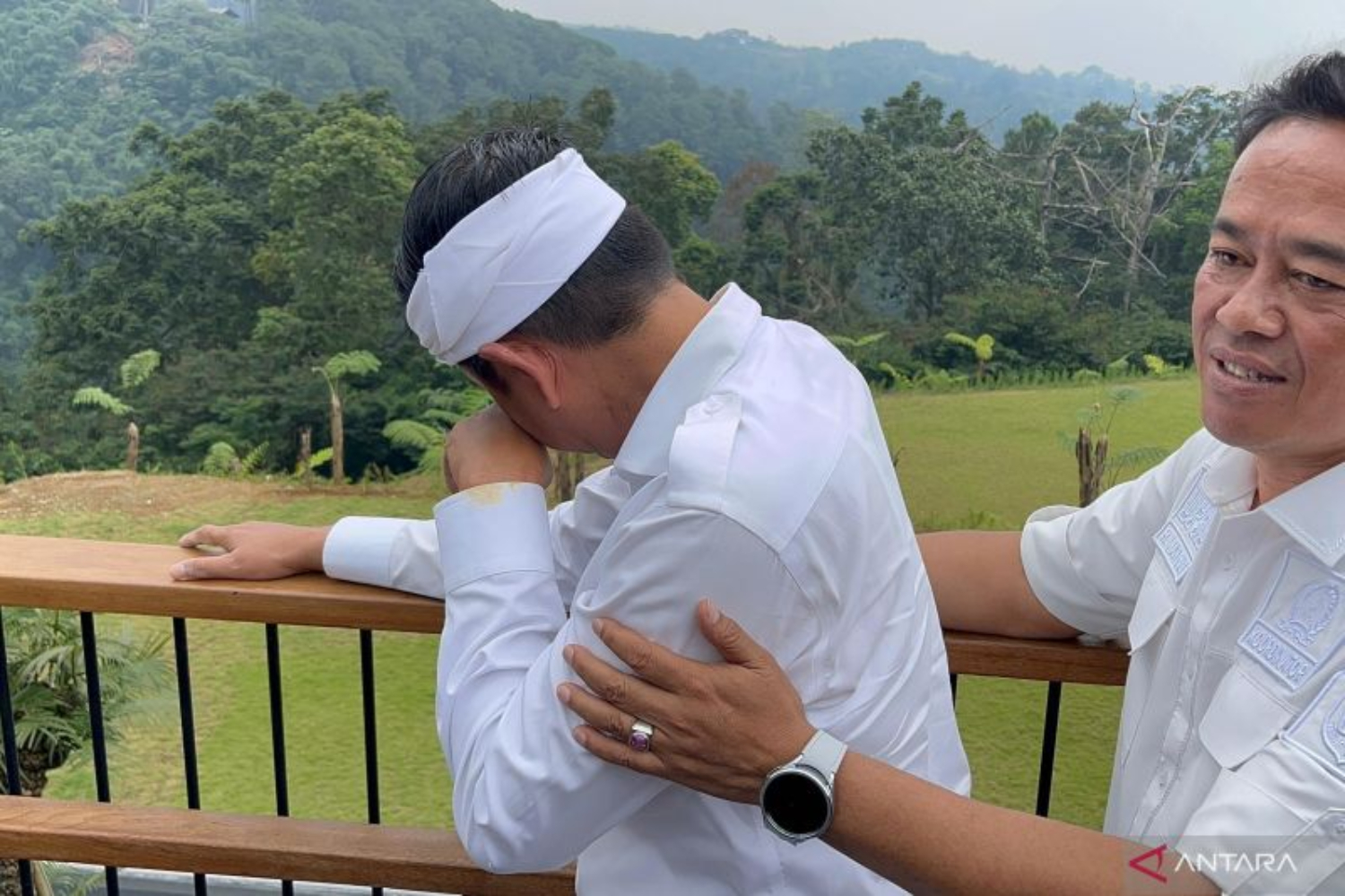 Gubernur Jawa Barat Dedi Mulyadi menangis di tempat wisata Eiger Adventure Land, Megamendung, Kabupaten Bogor, Kamis (6/3/2025). (ANTARA/M Fikri Setiawan)