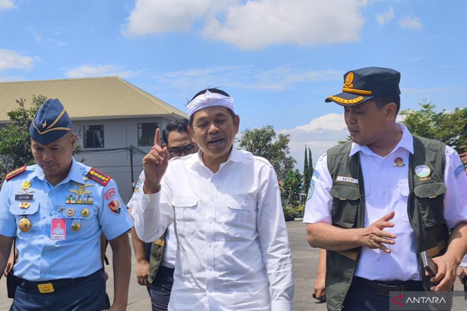 Gubernur Jawa Barat Dedi Mulyadi meninjau persiapan modifikasi cuaca di Lanud Husein Sastranegara Bandung, Selasa (11/3/2025). (ANTARA/Ricky Prayoga)