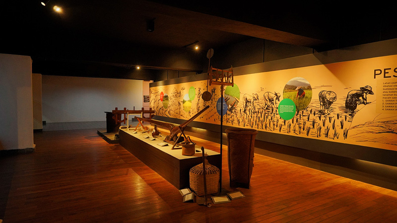 Ilustrasi suasana di salah satu ruangan museum MUNASAIN, Bogor. (kebunuraya.id)