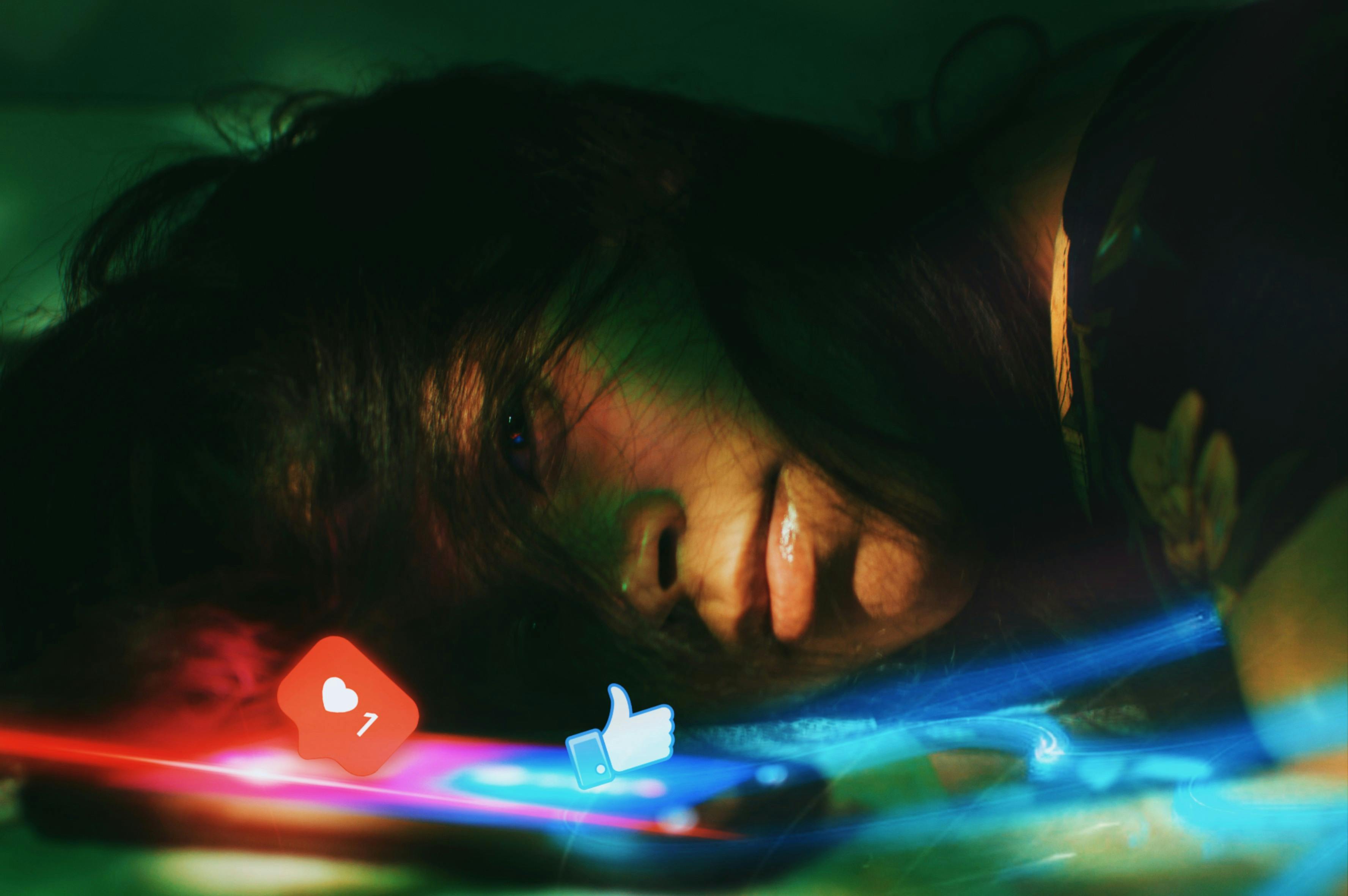 Ilustrasi kesepian di era digital. (Pexels)