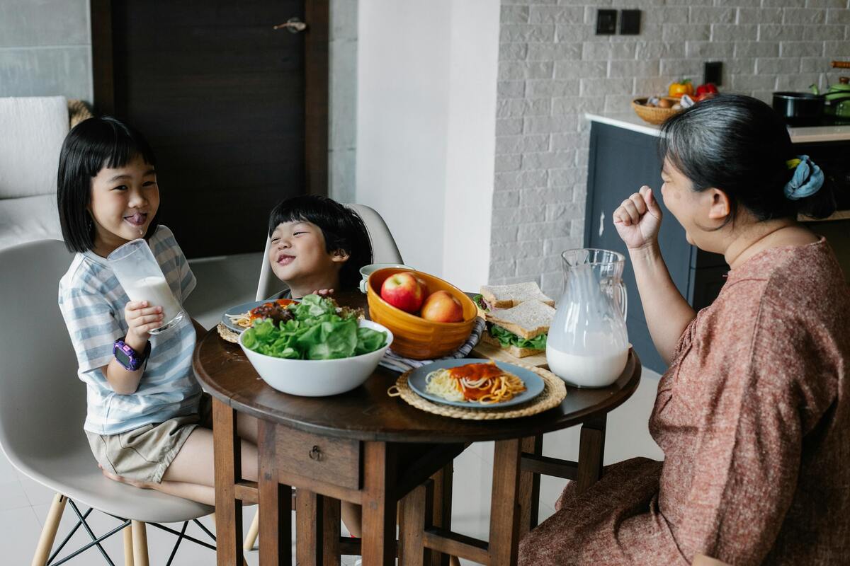 Keluarga sedang makan di meja makan (Dok. Pexels)