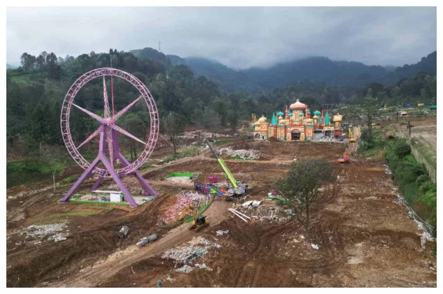Pembongkaran tempat wisata Hibisc Fantasy Puncak, Kabupaten Bogor, terus dikebut petugas Satpol PP Jawa Barat. (Radar Bogor)