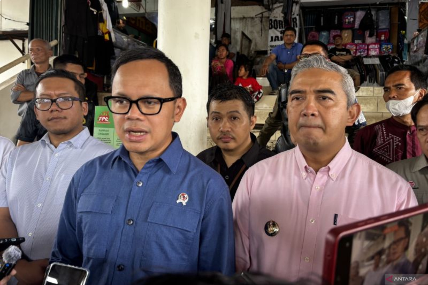 Wakil Menteri Dalam Negeri (Wamendagri) Bima Arya Sugiarto saat memberikan keterangan di Kota Bandung, Jawa Barat, Sabtu (22/3/2025). (ANTARA/Rubby Jovan)