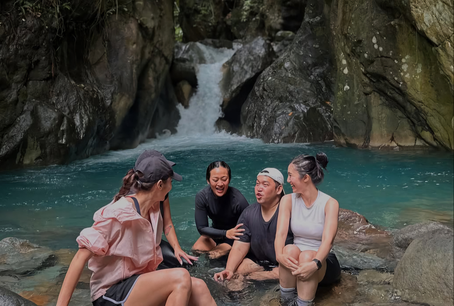 Artis Enzy Storia saat berlibur ke Curug Leuwi Hejo. (Instagram @enzystoria)