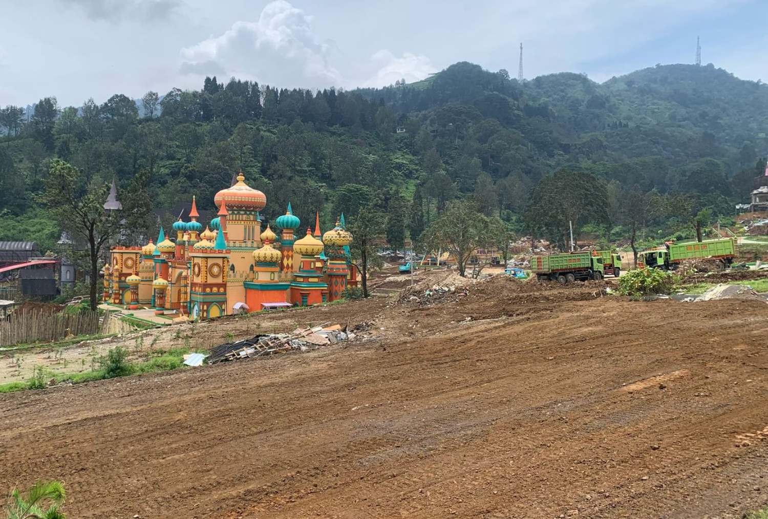 Kondisi bangunan terakhir Hibisc Fantasy Puncak Bogor sebelum dibongkar. (Humas Kemenhut)