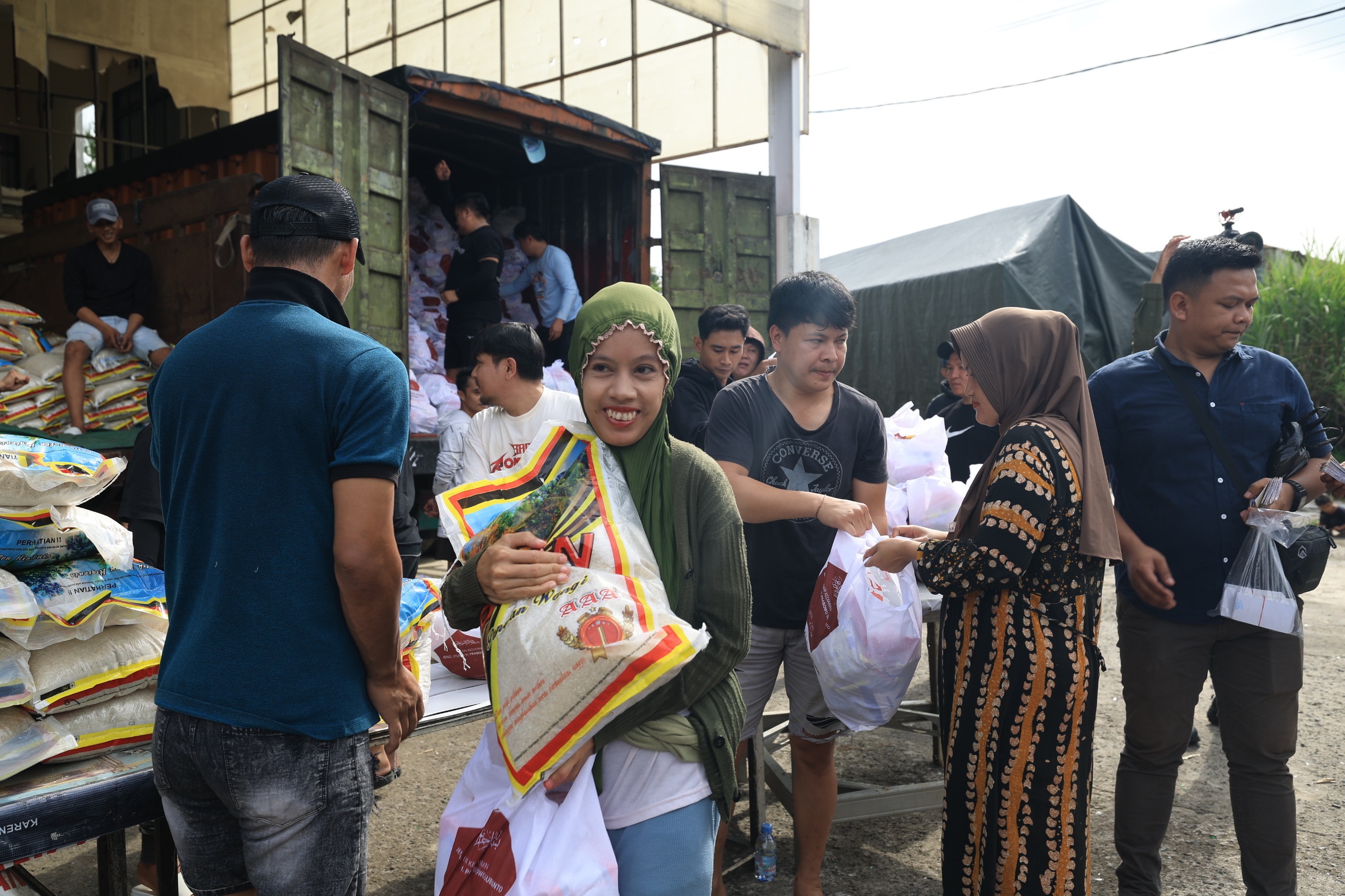 Warga sekitar kediaman Presiden Prabowo Subianto di Kabupaten Bogor mendapatkan pembagian paket sembako menjelang Lebaran. (Tim Media Presiden)