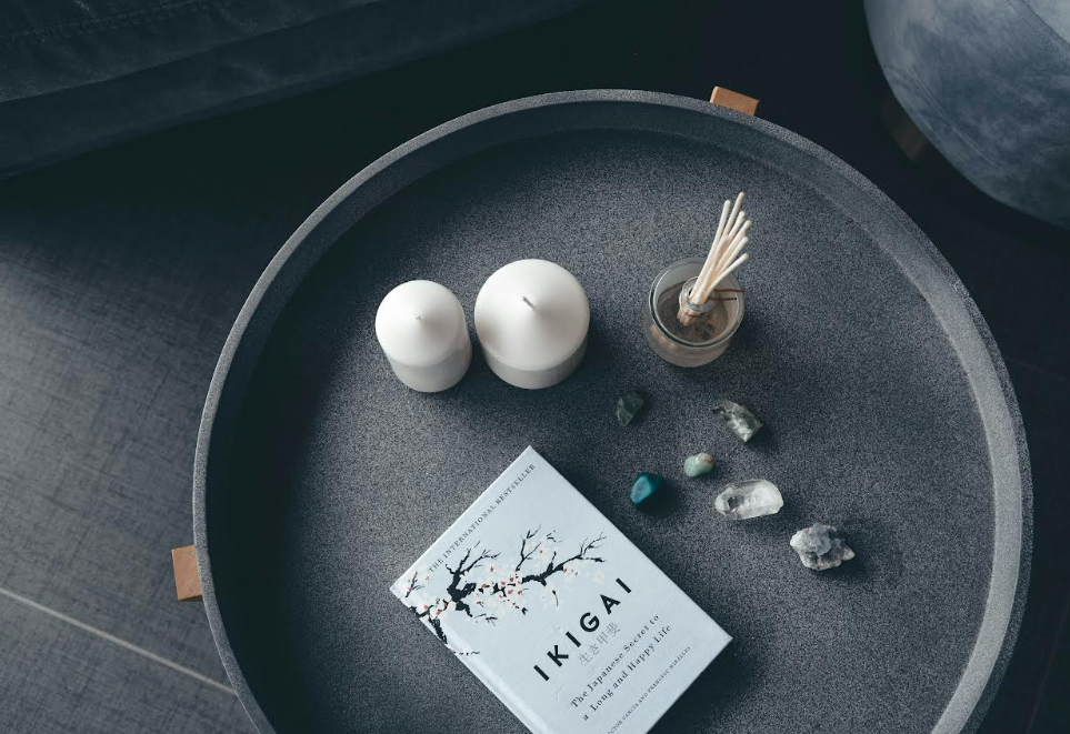 Sebuah buku Ikigai tergeletak di atas meja (Dok. Unplash)