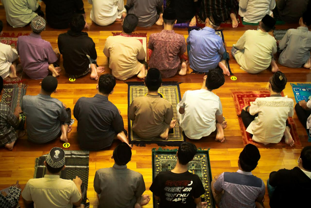 Sekumpulan orang tengah melaksanakan salat berjamaah (Dok. Unplash)