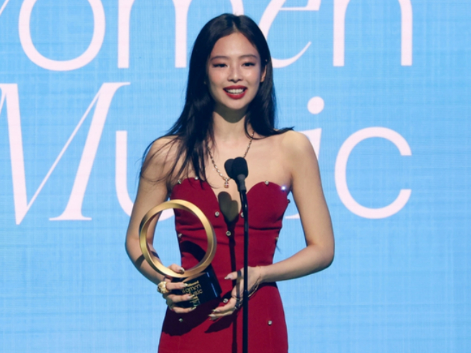 Jennie di acara Billboard Women in Music 2025 (Dok. JoongAng Daily)