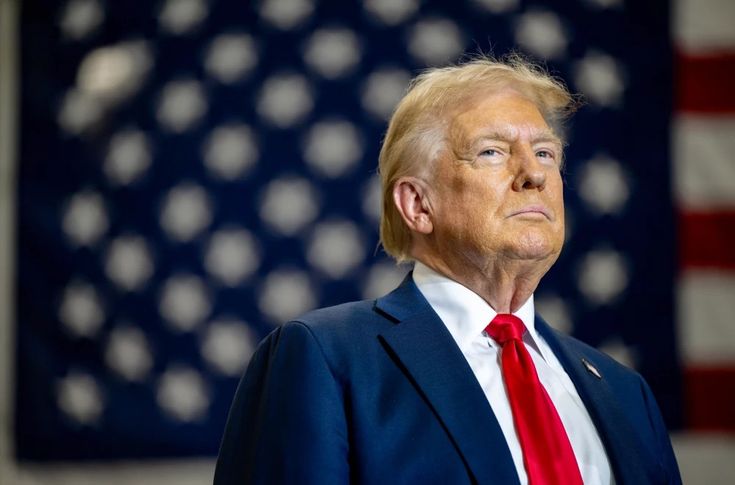 Foto donald trump dengan latar bendera amerika yang samar-samar. (pinterest.com)