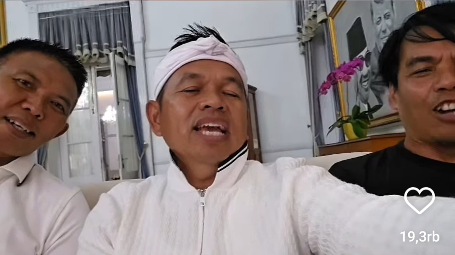 Gubernur Jawa Barat (Jabar) Dedi Mulyadi mempertemukan Emen Hidayat dengan Kabid Lalu Lintas dan Angkutan Dishub Kabupaten Bogor Dadang Kosasih. (Instagram @dedimulyadi71)