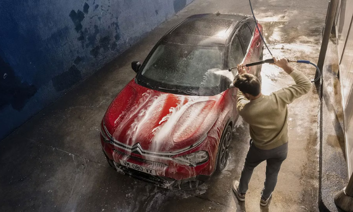 Ilustrasi mencuci mobil di car wash. (citroen.co.id)