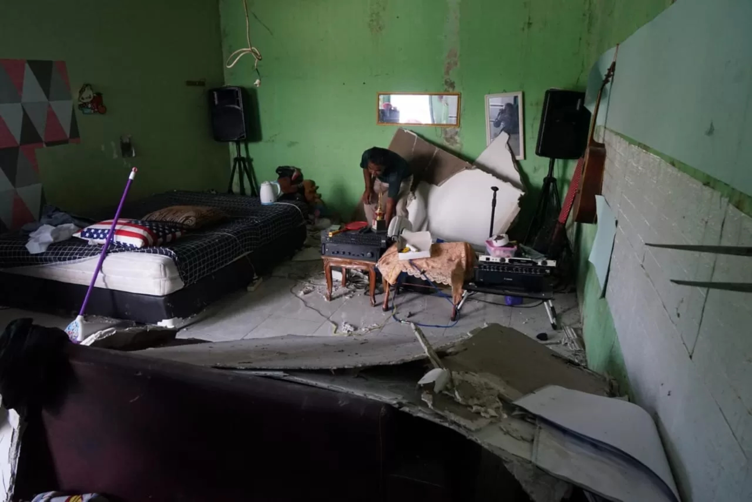 Warga bersihkan puing akibat gempa bumi yang mengguncang Bogor, Kamis (10/4/2025). (Sofyansyah/Radar Bogor)