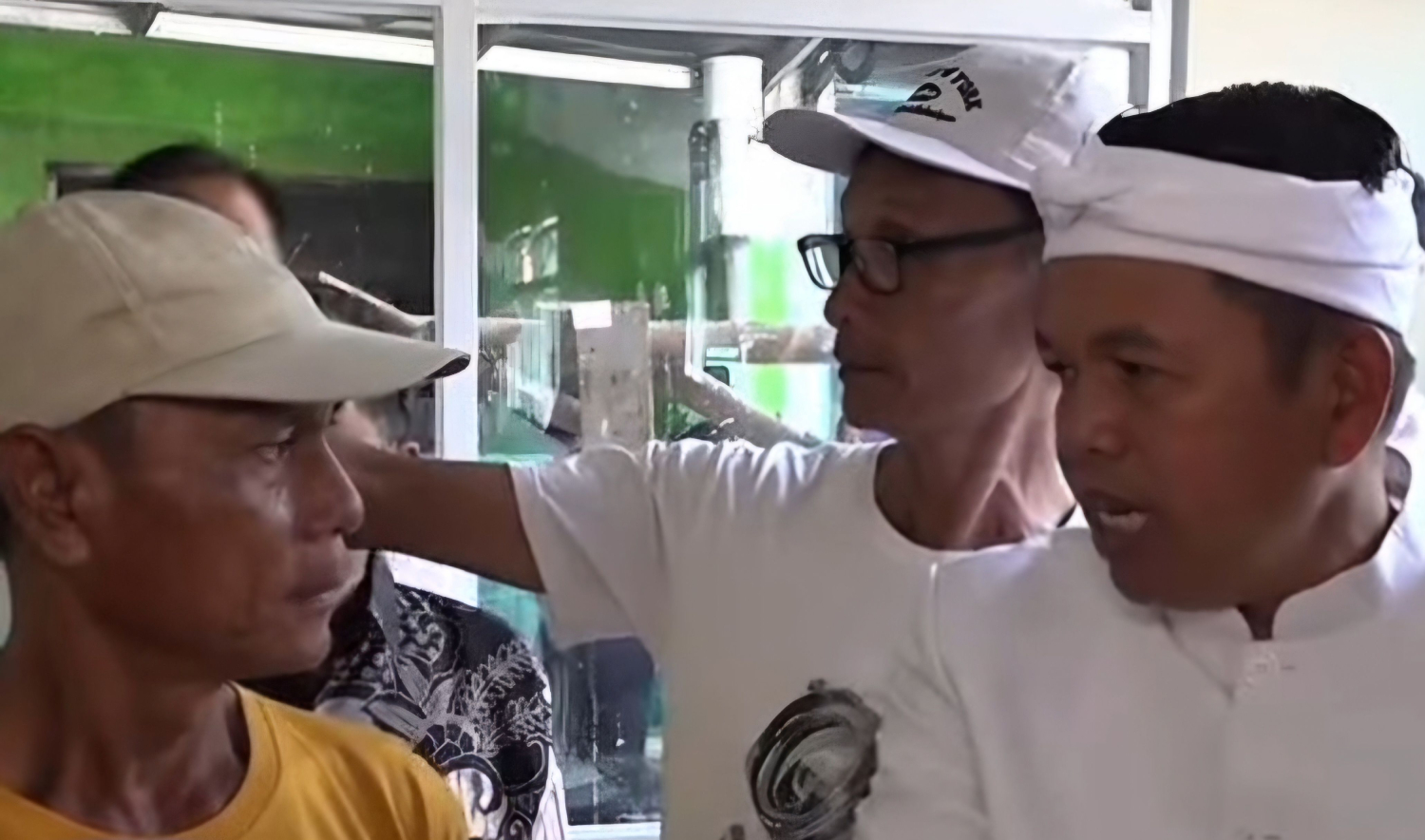 Gubernur Jabar Dedi Mulyadi menemui peminta sumbangan yang mengklaim untuk pembangunan masjid. (Instagram @dedimulyadi71)
