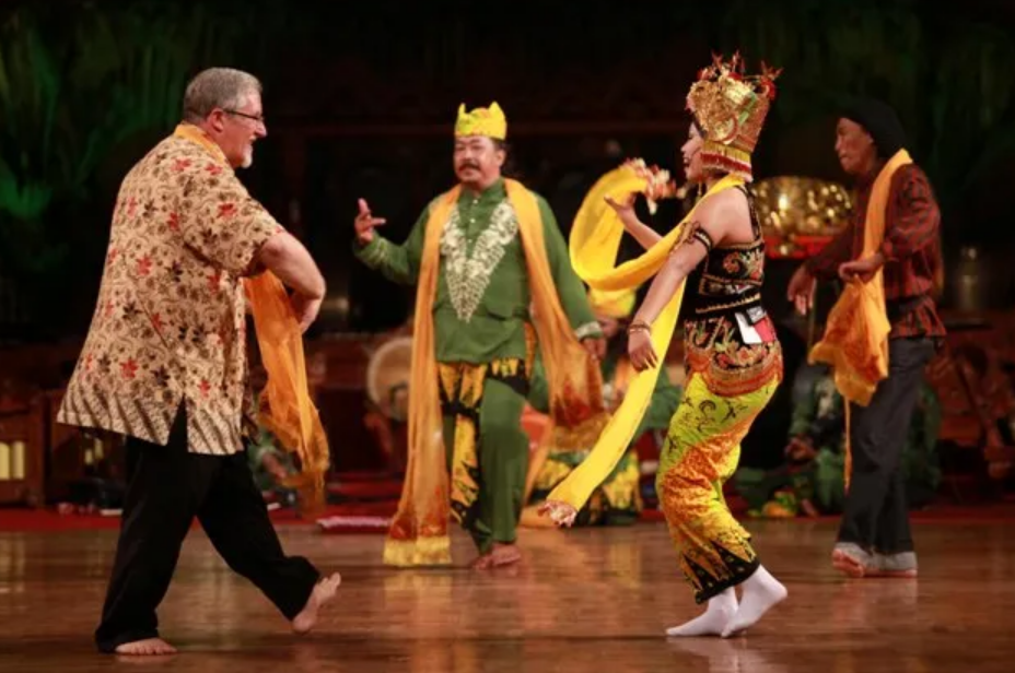 Tarian tradisional Bogor (Dok. Nusantarainstitute.com)