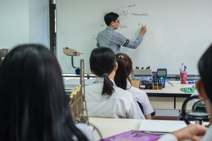 Ilustrasu suasana kegiatan belajar mengajar dalam suatu kelas. (pinterest.com)
