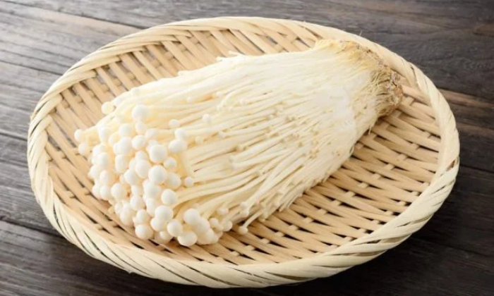 Jamur enoki. (hellosehat)