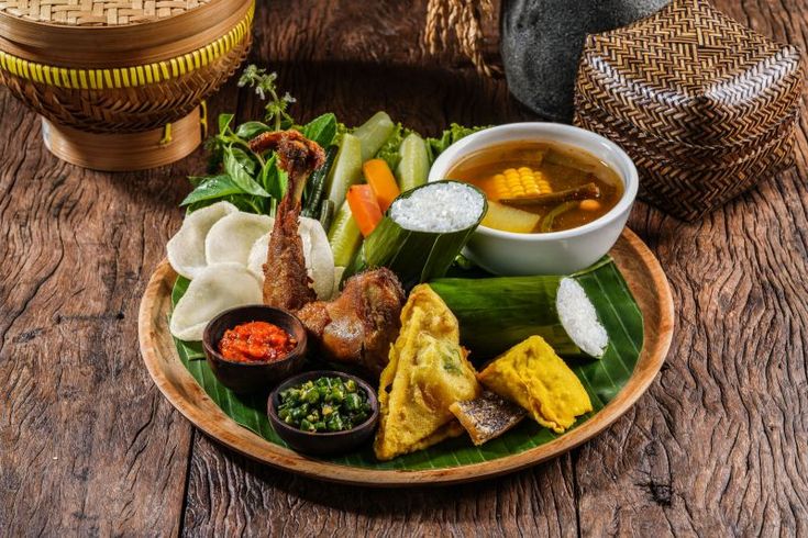 Seporsi makanan Sunda di RM Bumi Aki Puncak (Dok. Pinterest)