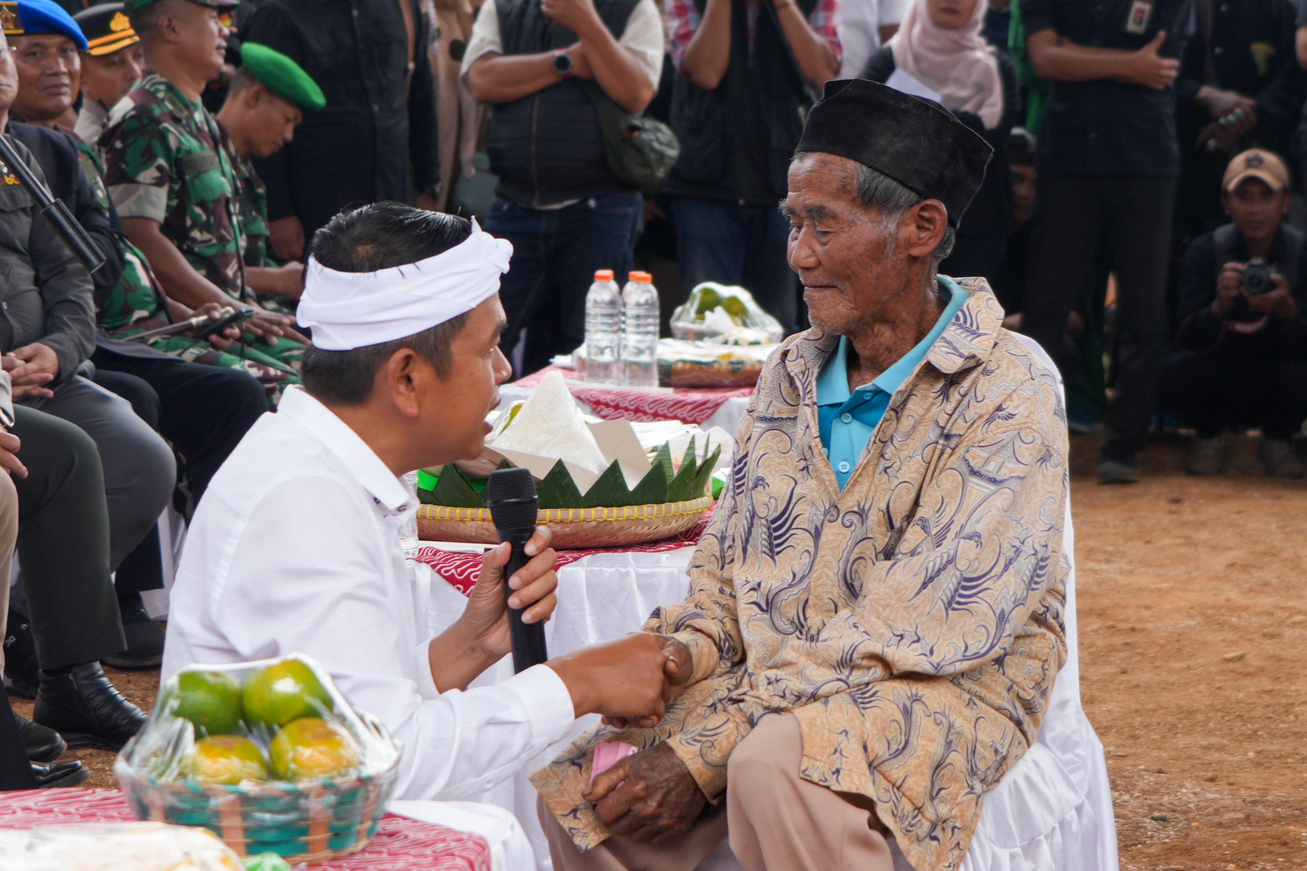 Gubernur Jawa Barat Dedi Mulyadi  menghadiri kegiatan Panen Jagung di Desa Pangeureunan, Kabupaten Garut, Kamis (17/4/2025). (Dok.Tim Media KDM)