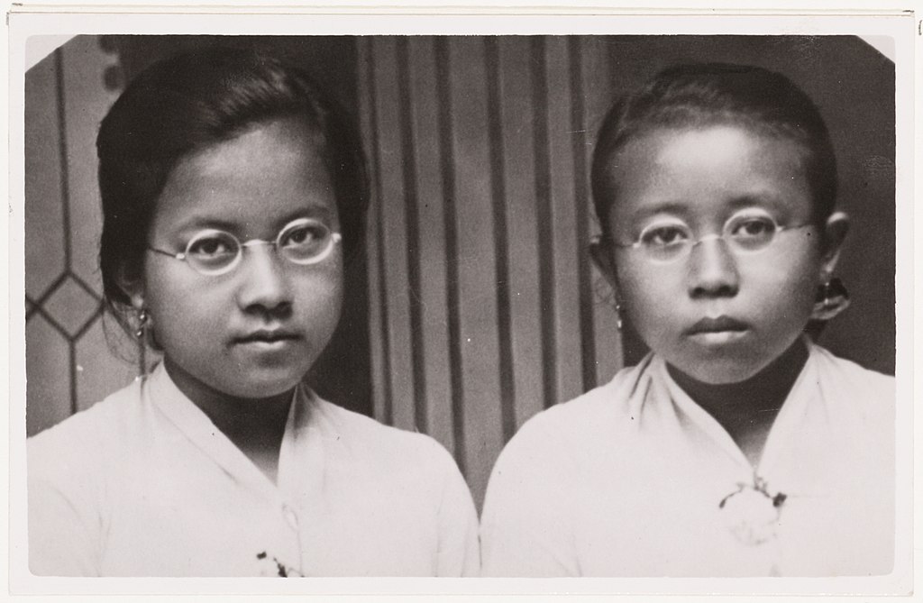 Foto Suwarsih Djojopuspito dengan saudarinya, Suwarni, pada tahun 1925. Suwarsih berada di sebelah kanan gambar. (commons.wikimedia.org)