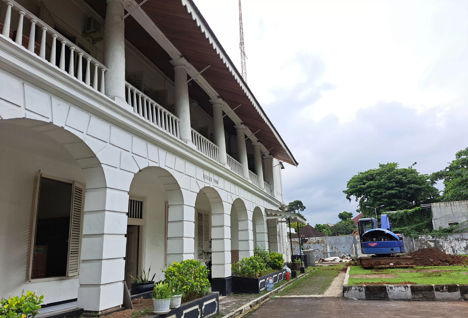 Sejumlah pekerja membersihkan dan mempersiapkan Gedung Bakorwil I Kota Bogor yang akan jadi kantor Gubernur Dedi Mulyadi, Senin (21/4/2025). (Reka Faturachman/Radar Bogor)